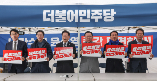 왼쪽부터 더불어민주당 박용진 전 의원 김경수 전 경남도지사, 이재명 당대표, 김부겸 전 국무총리, 이광재 전 국회 사무총장, 임종석 전 청와대 비서실장이 12일 서울 종로구 경복궁 앞 더불어민주당 천막 농성장에서 열린 국난극복을 위한 시국간담회에서 구호를 외치고 있다.<공동취재·연합뉴스>